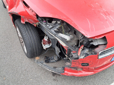 Automobile distrutta a seguito di un grave incidente stradale	