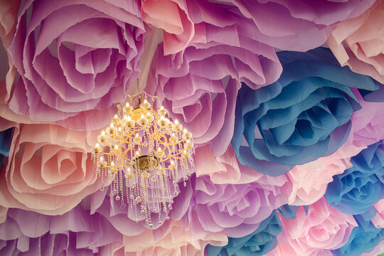 Adornos de tela en el techo con candelabro de cuento de hadas con telas parecidas a flores de colores