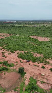 Vue a&eacute;rienne verticale d&rsquo;une voiture en pleine nature verdoyante au Mali