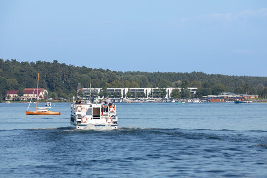 Motorboot auf der Binnenm&uuml;ritz mit Blickrichtung Yachthafen MAREM&Uuml;RITZ