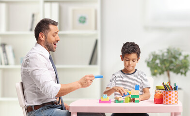 Father teaching son to build with plastic blocks © Ljupco Smokovski