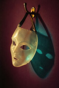 One-sided tungsten glow on a wearerless disguise