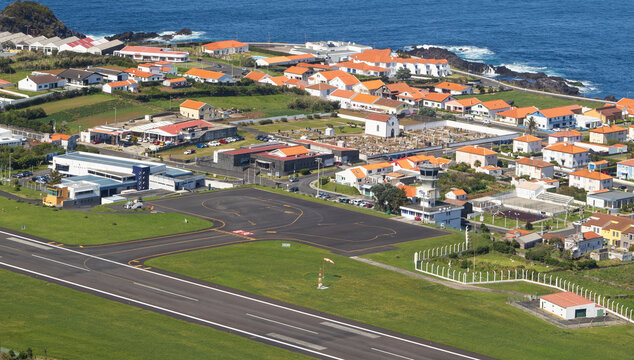 Vista a&eacute;rea del Aeropuerto de las Flores y Santa Cruz das Flores en Azores