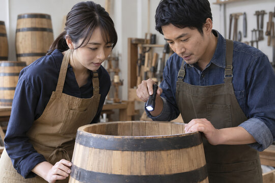 空の木樽の内側を点検する樽工房の職人
