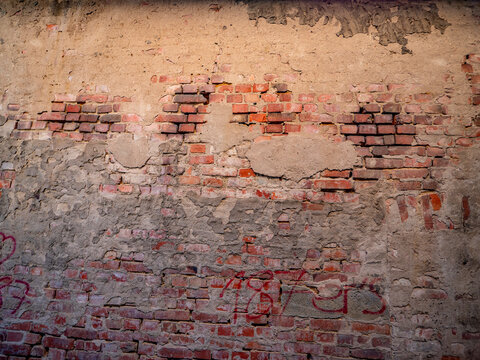 Grobe Sch&auml;den an einer Hauswand