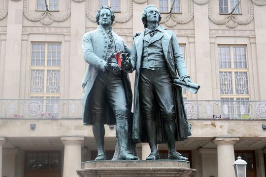 Goethe-Schiller Monument, double statue of the German poets Johann Wolfgang von Goethe and Friedrich von Schiller, Weimar, Thuringia, Germany