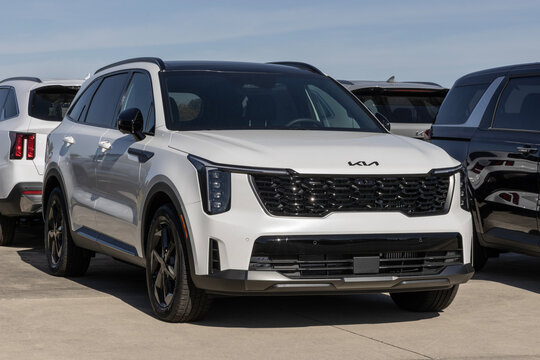 Kia Sorento Hybrid X-Line SX-Prestige AWD SUV display. Kia offers the Sorento with a 1.6L Turbo Hybrid powertrain. MY:2026