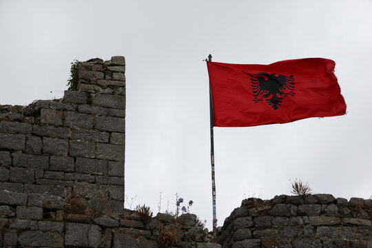 Drapeau albanais entre les murs du ch&acirc;teau de Rozafa