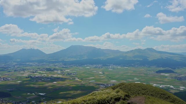 熊本県阿蘇市・大観峰から見下ろす雄大な阿蘇五岳の山並みと広大な阿蘇カルデラ盆地の田園風景
