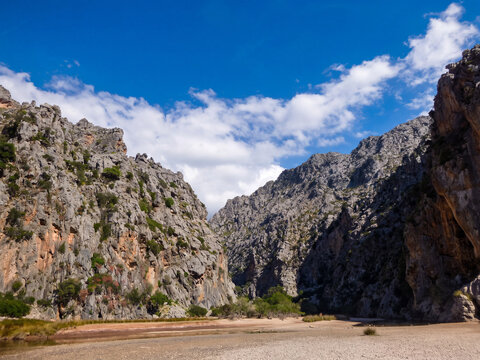 Canyon des Bal&eacute;ares &agrave; Majorque en Espagne paysage spectaculaire falaises rocheuses escarp&eacute;es rivi&egrave;re serpente ciel bleu nuages blancs journ&eacute;e ensoleill&eacute;e