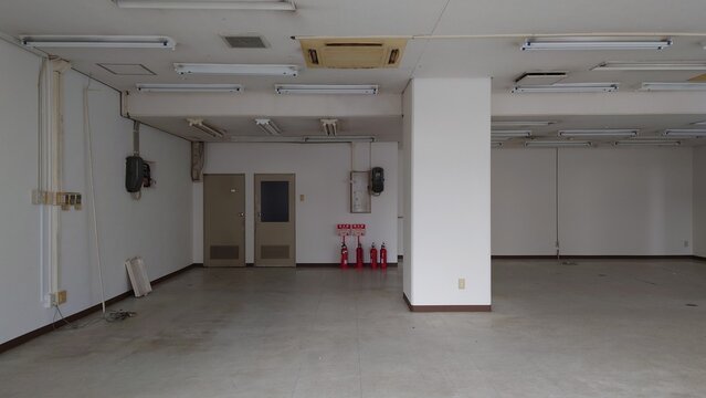 テナント募集中の何もない空き店舗やオフィスの室内