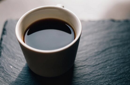 黒いスレートに置いたハンドドリップコーヒー、明るい拡散光