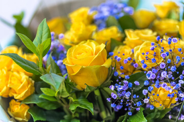 Bouquet de gypsophile et de roses jaunes © Unclesam