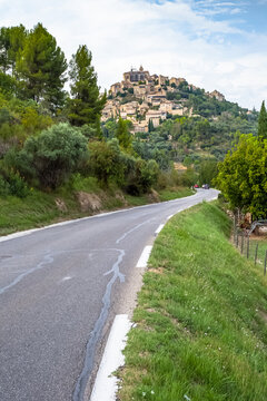 Village perch&eacute; de Gordes dans le Luberon