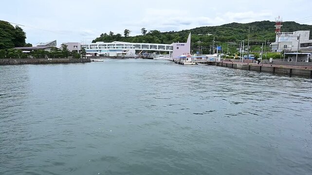 鳥羽湾沿岸を走る近鉄特急しまかぜ （近鉄 志摩線 鳥羽～中之郷, 2026年4月）