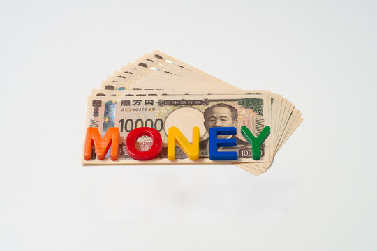 お金と資産形成をイメージする1万円札とMONEY