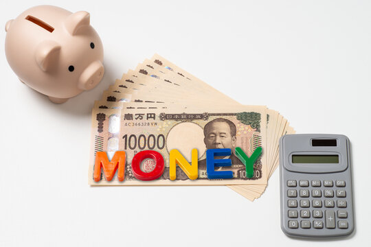 貯蓄と家計管理をイメージするお金と貯金箱
