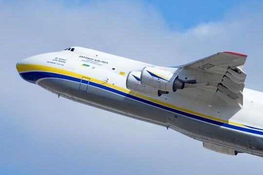 Antonov Airlines AN 124 "be brave like bucha" gros plan d&eacute;collage
