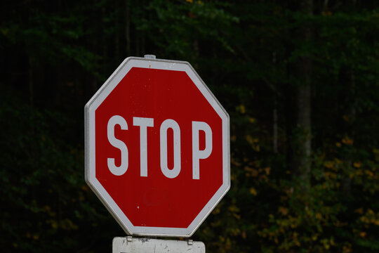 Stopptafel im Stra&szlig;enverkehr