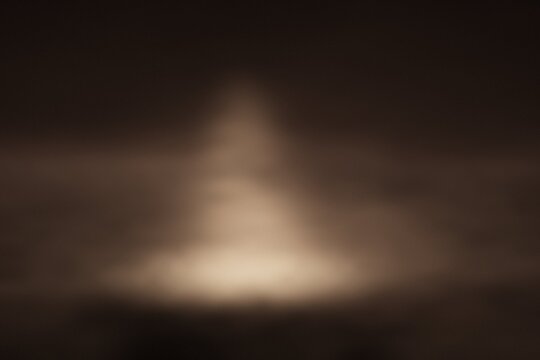 Projecteur et brouillard dans une salle sombre ambre chaud
