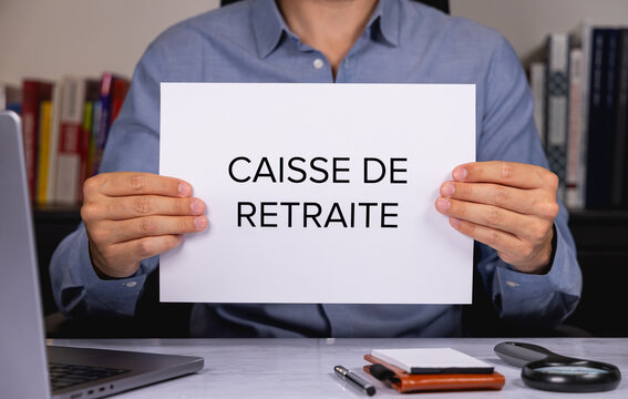 Une personne en chemise tenant une feuille de papier sur laquelle est &eacute;crit en gros les mots caisse de retraite.