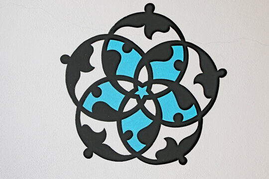 Elaborate Five-Circle Islamic Geometric Design in Traditional Painted Art