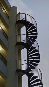 建物に添えられた美しい屋外の螺旋階段