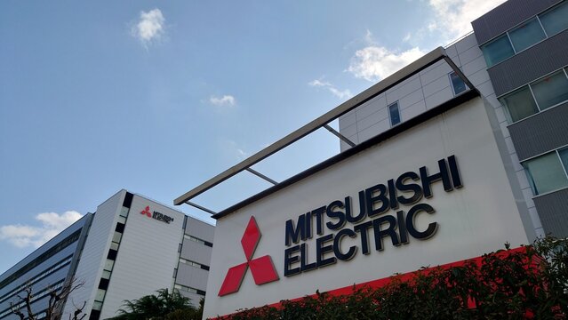 2022/2/2、名古屋市東区、三菱電機の社名とロゴが表示されたオフィスビル外観
