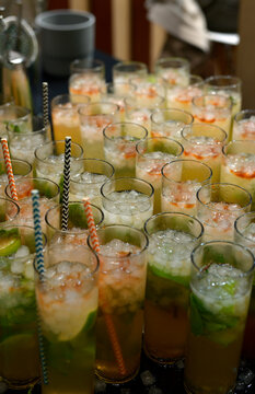 zumos y cocteles de frutas con hielo en vasos
