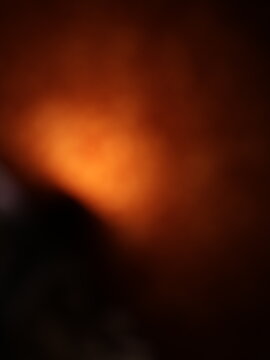 Una toma de cerca de un fondo abstracto de colores anaranjado  y negro con un degradado ligero desenfocado