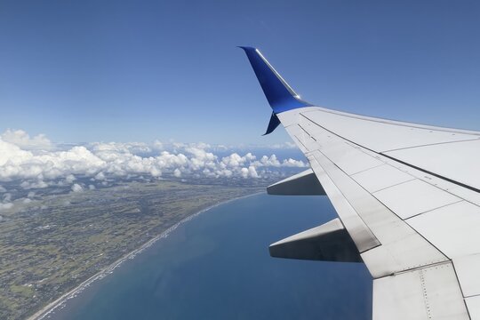 View from aircraft window Bird's-eye view Aircraft Passenger plane Jet jet Holiday plane Wide-bodied aircraft climbing from 2900 metres above sea level over the western Pacific Ocean below East coast of Japan, white clouds Cumulus cumulus clouds on the horizon, wing on the right wing with wing tip bent upwards Winglet Sharklet for fuel saving Chiba Prefecture, Japan