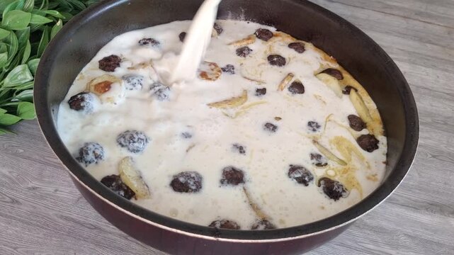 Baked Kofta with Tahini Sauce in Black Pan - Egyptian Kofta Bel Tahina 4K
