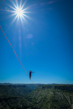 Sun and highliner aligned on the same vertical axis above the canyon of the Cirque de Navacelles, France