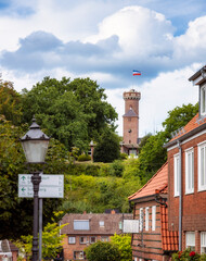 Blick von der Teichtorstraße zum Bismarckturm in Lütjenburg © Wolfgang Knoll