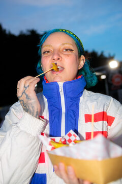 Young woman eating fast food