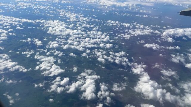 Nuvole sparse viste dall'aereo