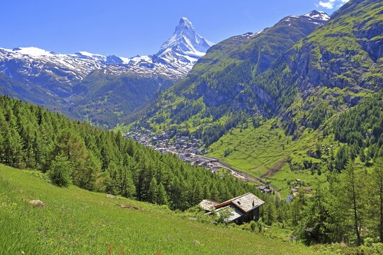 Berghaus in the hamlet of Ried with Matterhorn 4478m, Zermatt, Mattertal, Valais, Switzerland