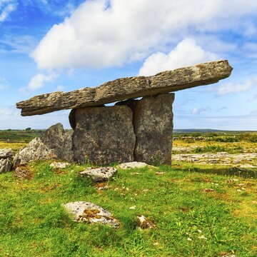 Poulnabrone-Dolmen, Poll na Br&oacute;n, Portal-Dolmen from the New Stone Age, Megalithic facility in Burren National Park, County Clare, Ireland
