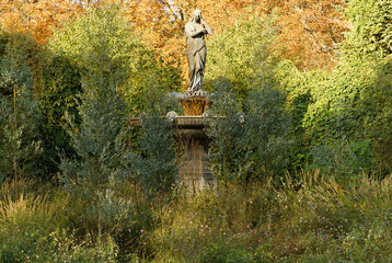 La Fontaine des Ambassadeurs (ou Fontaine de Vénus), située dans les Jardins des Champs-Élysées (Carré des Ambassadeurs) dans le 8e arrondissement de Paris, France © PhotoLoren