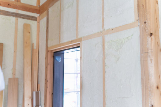 新築木造住宅の吹き付け断熱。発泡ウレタンを施工した内壁と窓まわりの下地