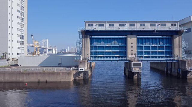 海と運河を仕切る水門が見える港湾都市の風景。