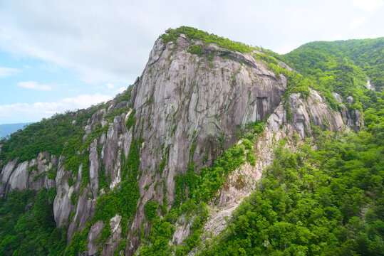 宮城県の大崩山、袖ダキから望む小積ダキ