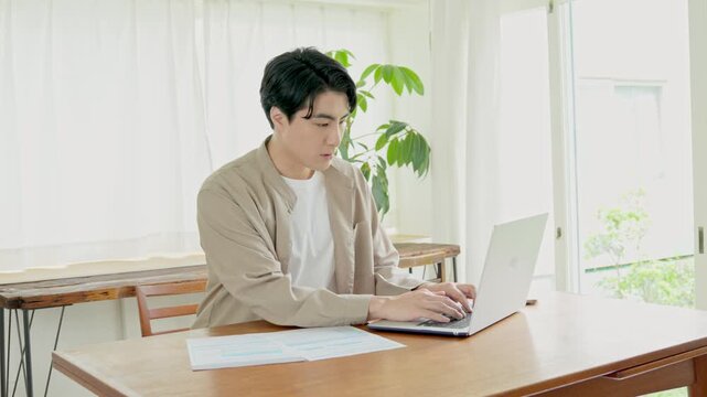 書類を確認する男性