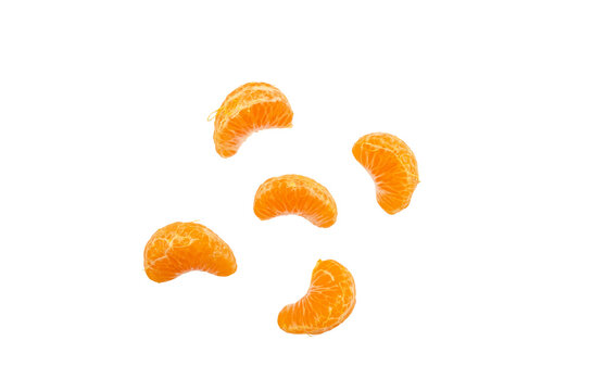 Five peeled mandarin orange segments arranged in a loose circle against a transparent background.