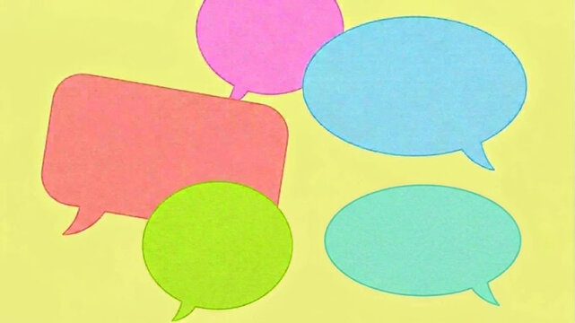 Bunte und fr&ouml;hliche Sprechblasen auf pastellfarbenem Hintergrund f&uuml;r Kommunikation und Dialog