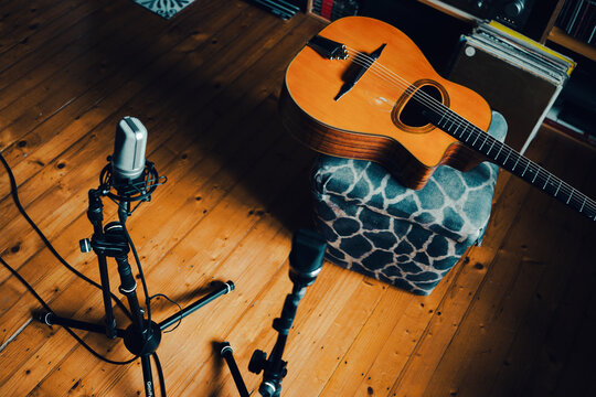 Gypsy jazz acoustic guitar in the living room with two microphones