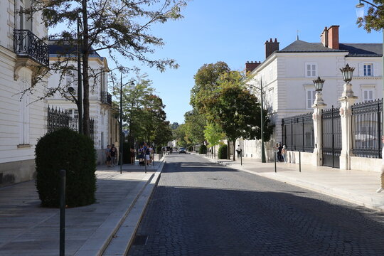 Rue bord&eacute;e de b&acirc;timents typiques, ville d'Epernay, d&eacute;partement de la Marne, France