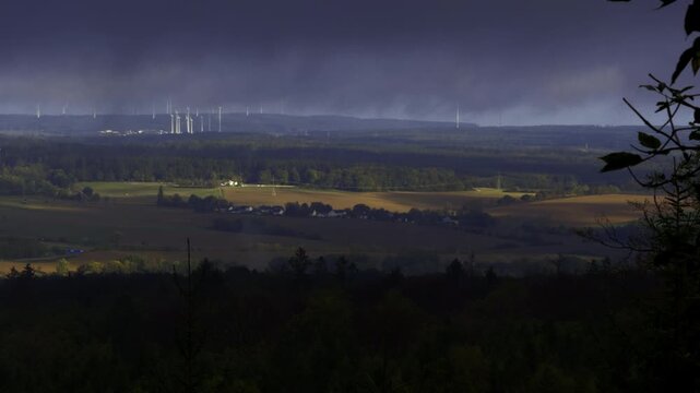 Windpark im Herbst als HDR
