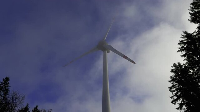 Windpark im Herbst als HDR