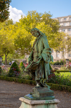 statue &agrave; Paris